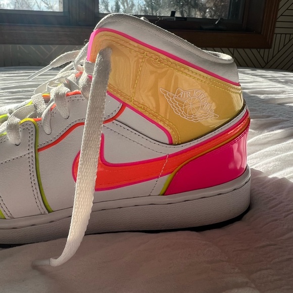 Glow edge, Jordan one mids - Picture 5 of 8